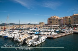 St. Tropez met zijn mooie jachten in de haven.