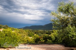 Donkere wolken pakken zich samen boven Plan-de-la-Tour