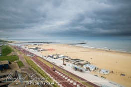 Uitzicht op strand, zee en havenmond.